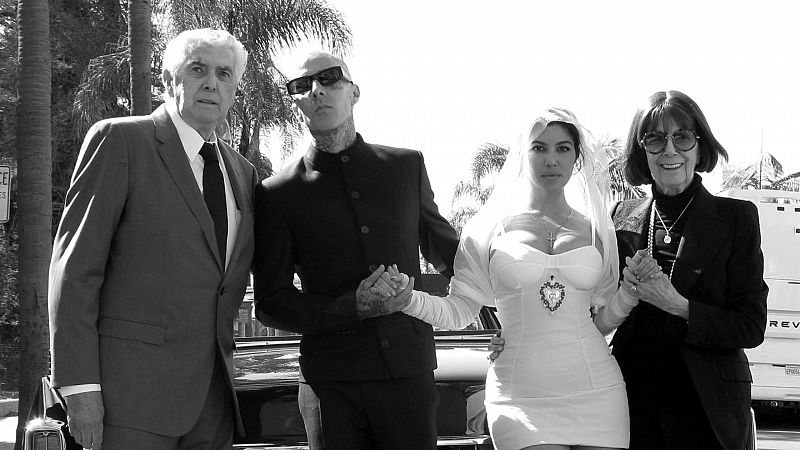 Las fotos de la boda de Kourtney Kardashian y Travis Barker, ¿cómo era el vestido de novia?