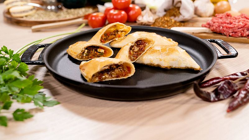 Aprende a preparar esta receta de empanadas en su versión carnívora y vegetariana