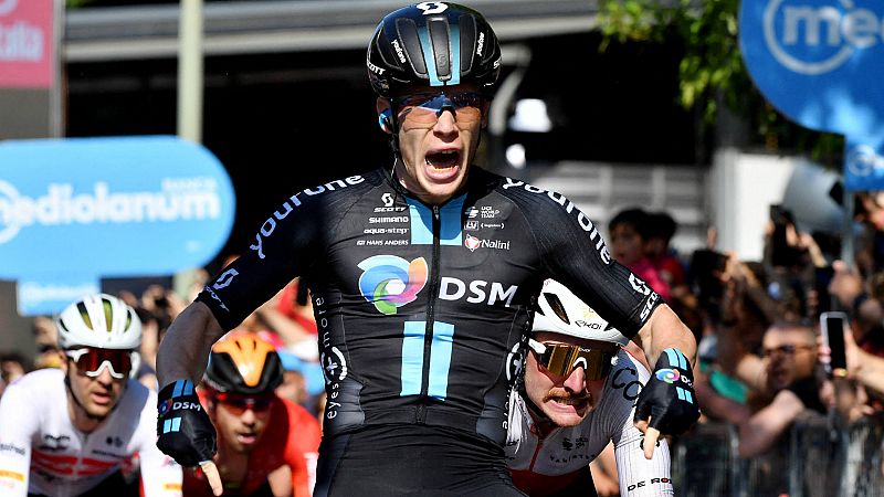 Dainese da la sorpresa al sprint y logra la primera victoria italiana en el Giro