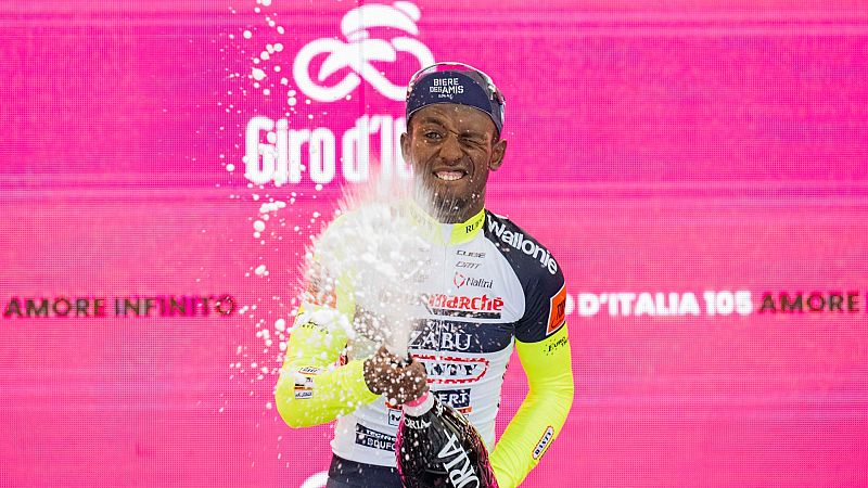 Biniam Girmay abandona el Giro tras lesionarse un ojo al descorchar el champán del podio