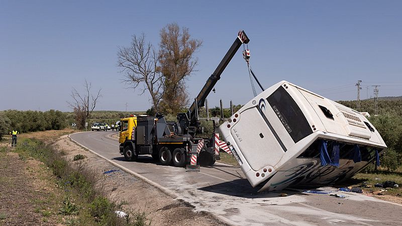 Dos muertos y tres heridos tras volcar un autobús de temporeros en Pedrera, Sevilla