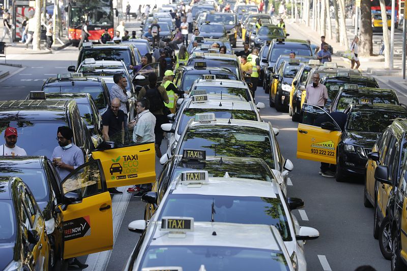 El sector del taxi sale de nuevo a las calles de Barcelona para que no se flexibilice la regulación VTC