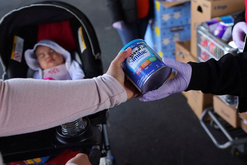 La escasez de leche de fórmula lleva al límite a las familias de Estados Unidos