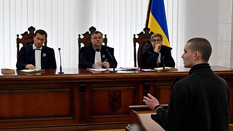 El primer soldado ruso juzgado en Ucrania por crímenes de guerra pide perdón a la viuda de su víctima