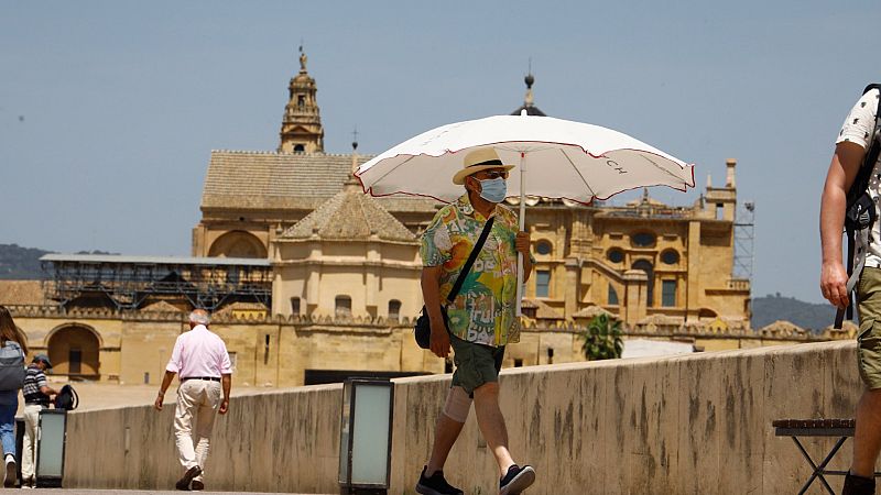 El calor de pleno verano marca un fin de semana de noches tropicales y calima en casi toda España