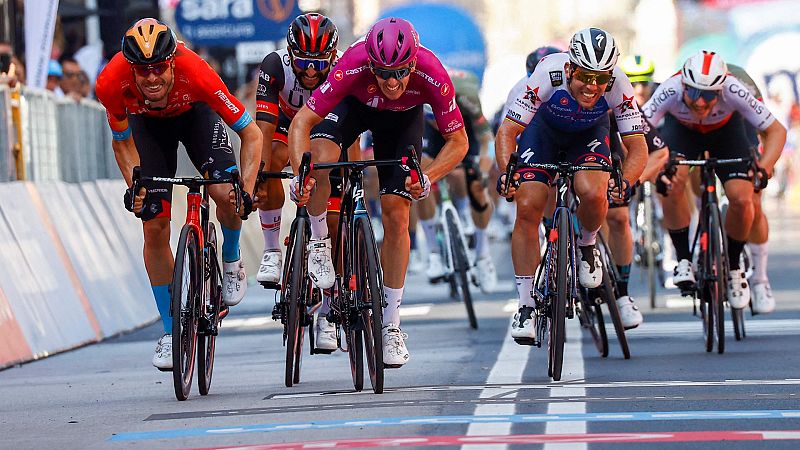 Démare suma su tercera etapa en el Giro y afianza la 'ciclamino'