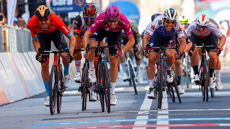 Démare suma su tercera etapa en el Giro y afianza la 'ciclamino'