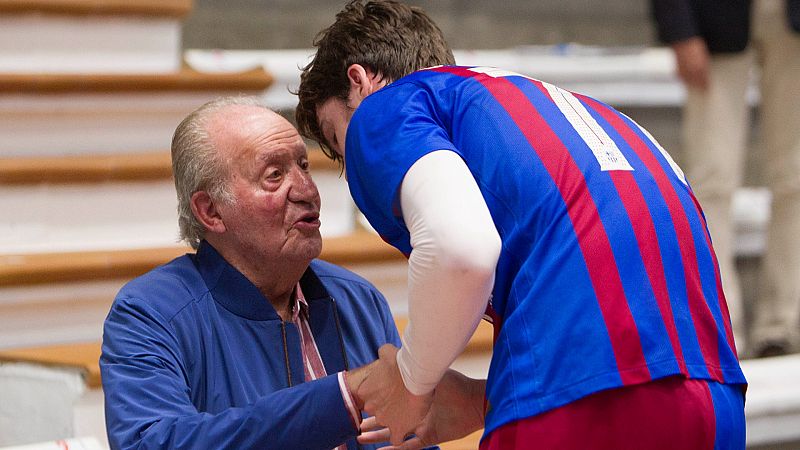 Juan Carlos I se embarca en el 'Bribón' y va al balonmano a ver a su nieto Pablo Urdangarín: "Me encuentro muy bien"