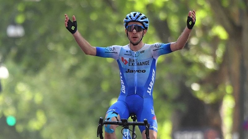 Simon Yates se lleva la etapa y Richard Carapaz arrebata la maglia rosa a Juanpe López