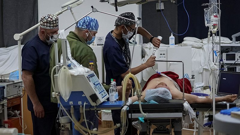 Los médicos, "testigos incómodos" de la guerra en Ucrania: "Vestirse de camuflaje es más seguro que ir de blanco"