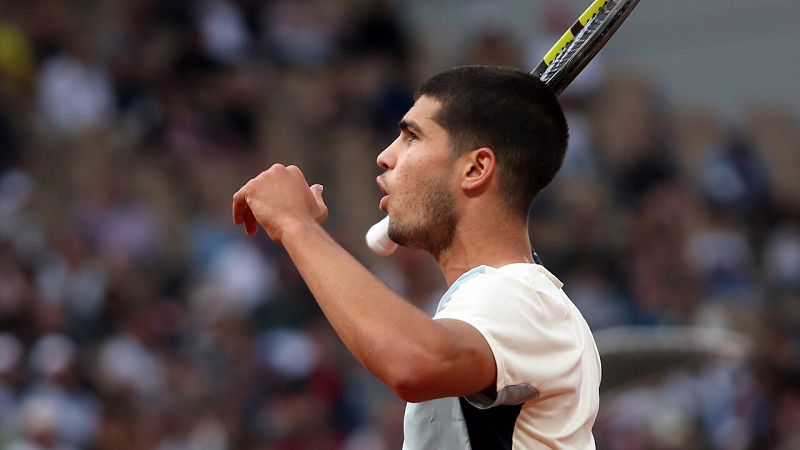 Carlos Alcaraz resuelve su debut en Roland Garros por la vía rápida y Garbiñe Muguruza cae en primera ronda