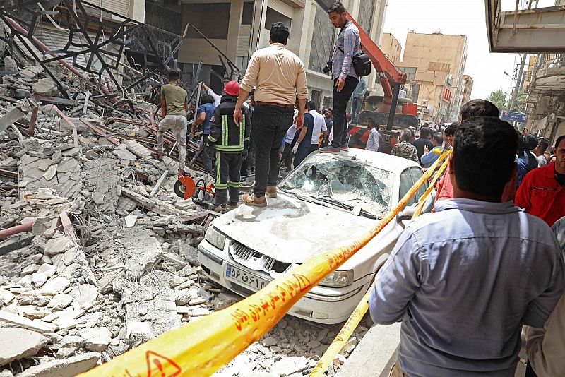 Al menos cinco muertos y docenas de atrapados tras el derrumbe de un edificio en una calle comercial en Irán