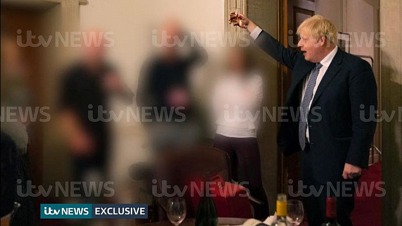 Nuevas imágenes de Boris Johnson en una fiesta durante la pandemia reavivan la crisis del 'partygate'