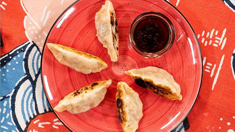 Cómo hacer 'gyozas' de cerdo y verduras en casa