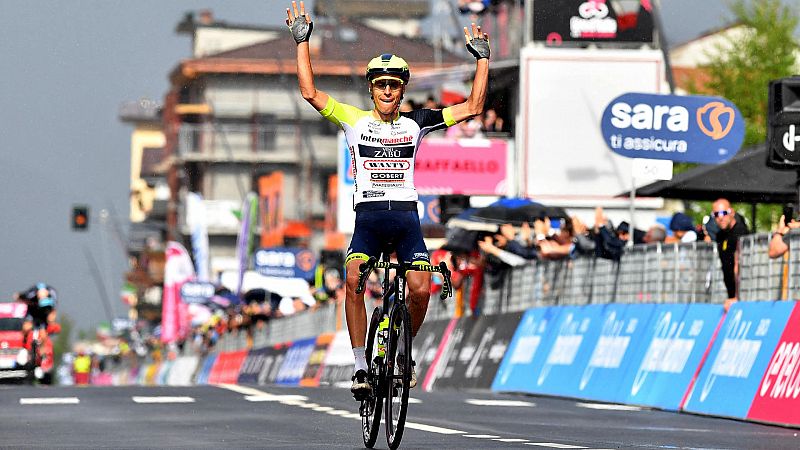 Hirt gana el 'tappone' del Giro y Carapaz se mantiene como líder