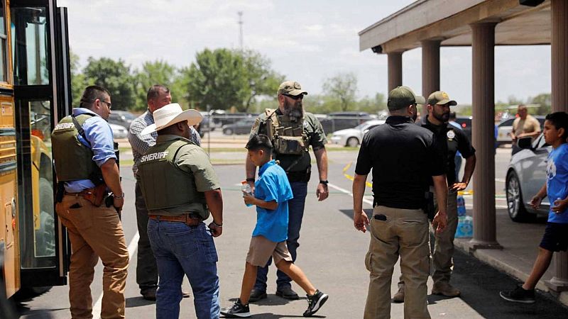 Un joven mata a 19 niños y dos profesores en un tiroteo en una escuela primaria de Texas