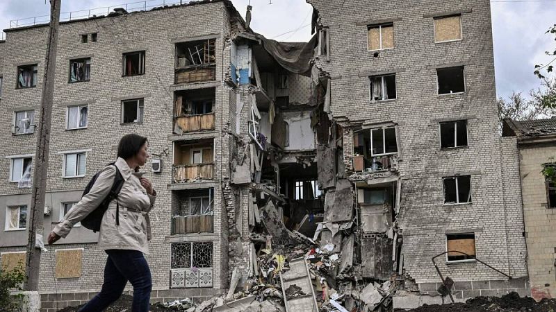 Zelenski acusa a Rusia de "genocidio" por "asesinatos masivos" en el Donbás