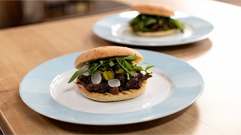 Aprende a preparar pan de mollete y mrcate este bocadillo con ternera guisada a baja temperatura