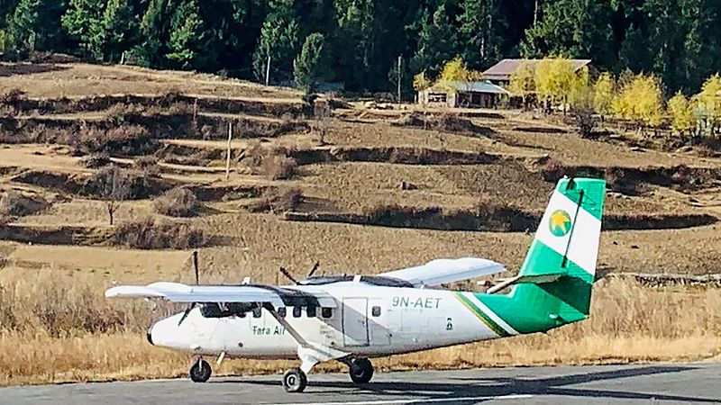 Un avión con 22 personas a bordo desaparece en una zona montañosa el oeste de Nepal