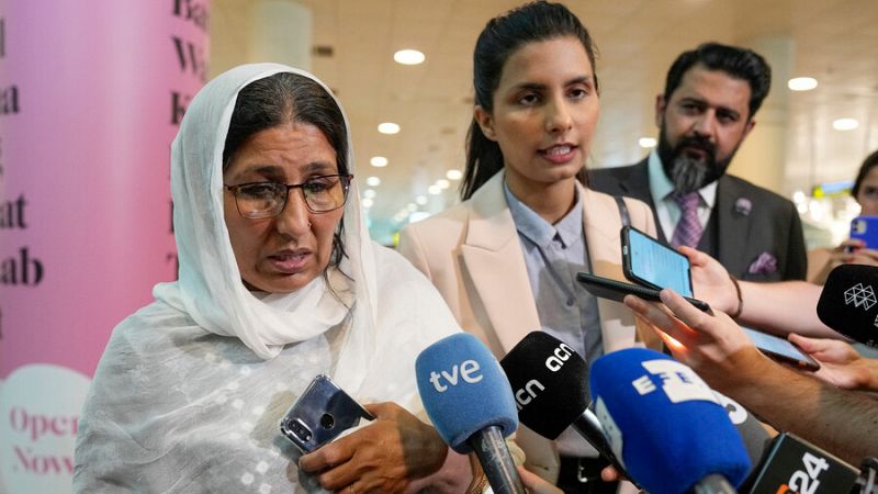 Llega a Barcelona la madre de las hermanas asesinadas en Pakistán