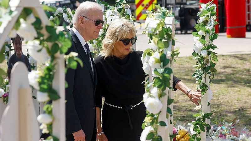 Biden visita la escuela de Texas tras el tiroteo en el que murieron 19 niños y dos maestras