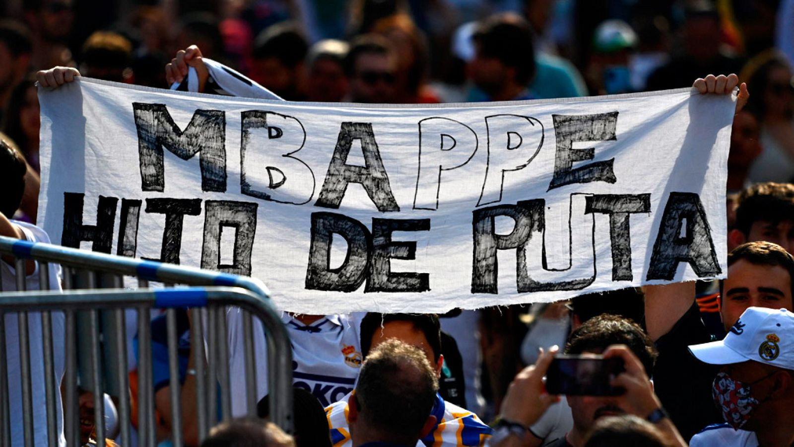 La afición del Real Madrid se acuerda de Mbappe en Cibeles