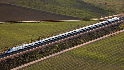 El caótico viaje en tren entre Santander y Bilbao - Cantabria Informativos | Escuchar