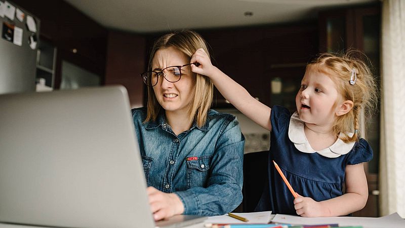 6 tips sobre la maternidad real de Julio Basulto y Mónica de la Fuente