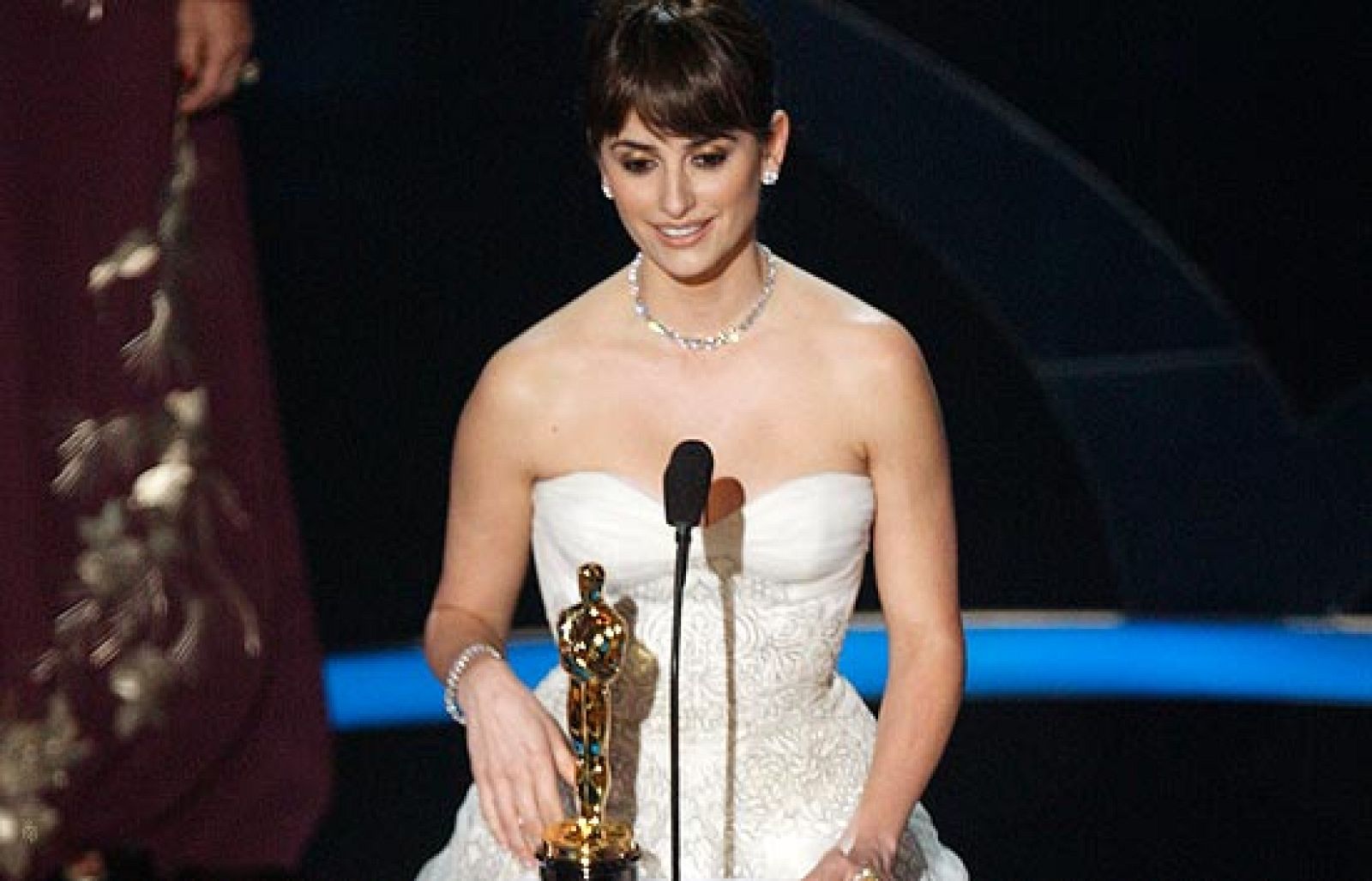La película de Danny Boyle, con ocho estatuillas, ha sido la gran triunfadora de la noche de Penélope Cruz, la primera actriz española en conseguir un Oscar.
