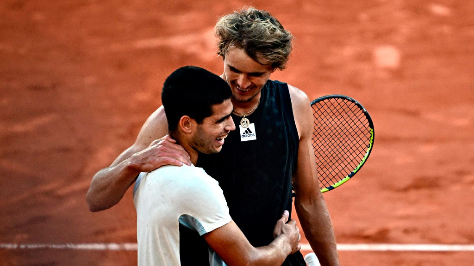 Alcaraz se despide  de Roland Garros con la cabeza alta   Zverev