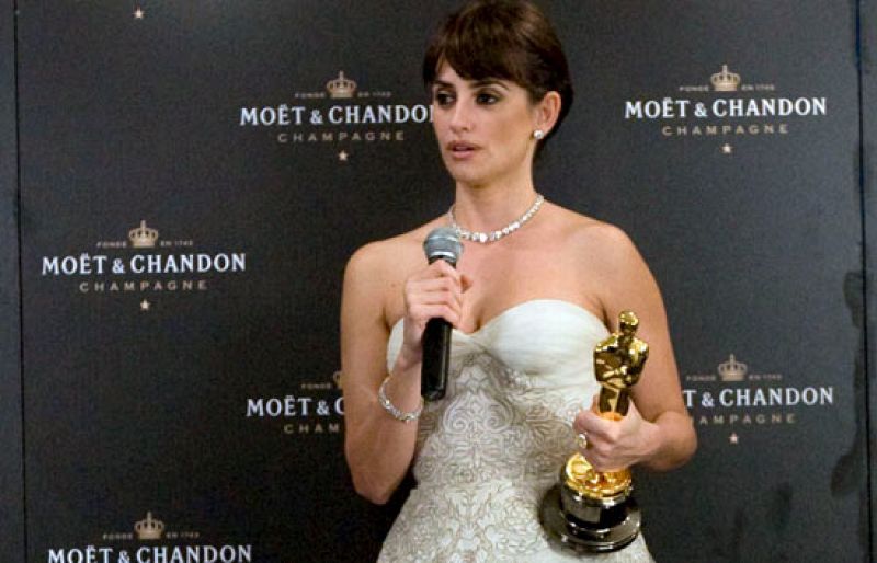 Penélope Cruz tras recibir el Oscar: "Tardé cinco minutos en mirarle la cara"