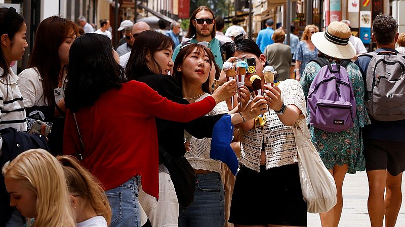 España recibió en abril 6,1 millones de turistas, diez veces más que en 2021