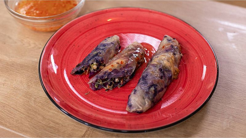 Aprovecha las verduras de tu nevera y prepara estos rollitos de primavera con salsa casera