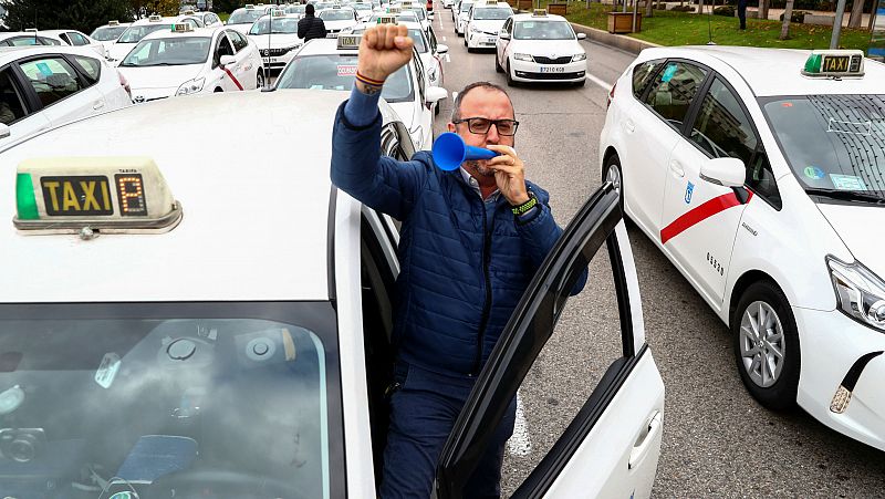 Los taxistas se manifiestan en Madrid para pedir la retirada de la ley de VTC
