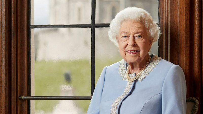 Más de 100 viajes al extranjero y 14 primeros ministros: siete curiosidades para siete décadas de reinado de Isabel II