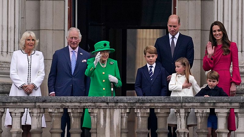 Isabel II reaparece para saludar desde el balcón de Buckingham en el cierre del Jubileo de Platino