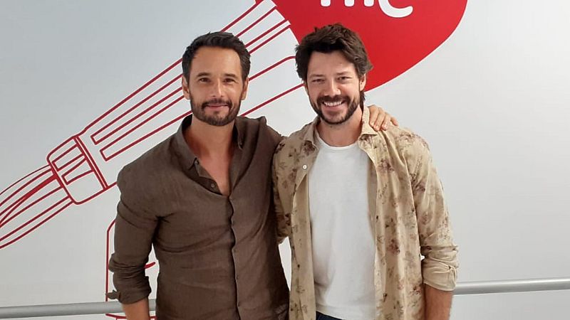 Álvaro Morte y Rodrigo Santoro, capitanes de la primera vuelta al mundo