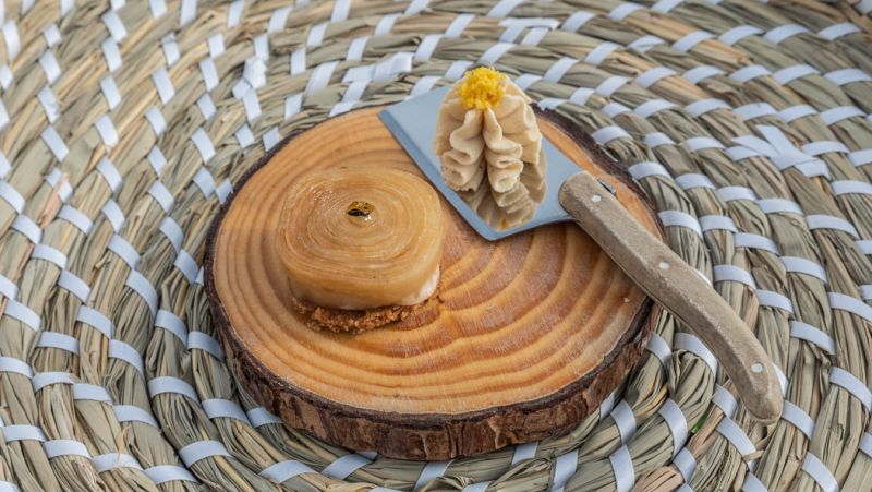 Receta de tarta tatín de apionabo con mousse de café y limón