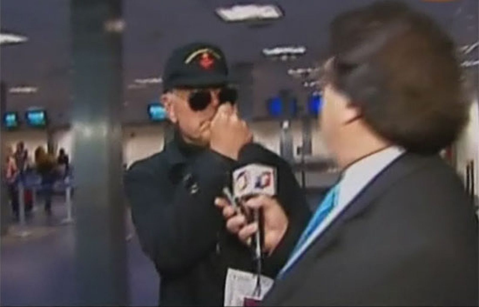 El obispo británico ultraconservador Richard Williamson abandona Argentina | Ver