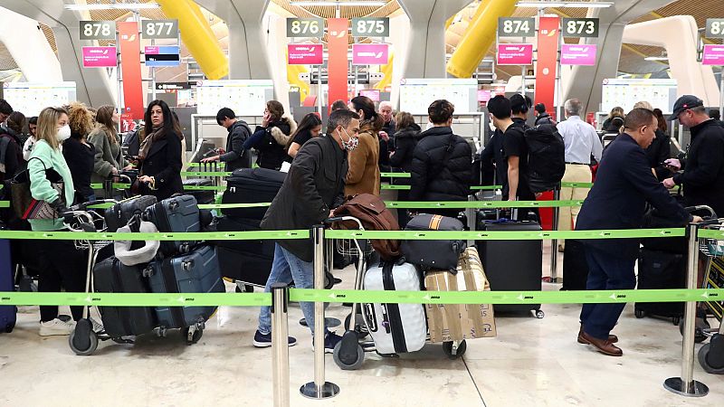 Interior refuerza con 500 policías el control de pasaportes mientras aumentan las reclamaciones por el "caos"