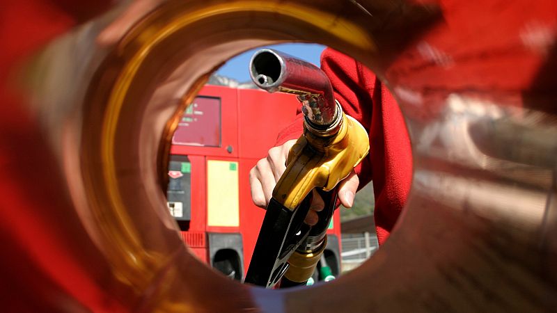 La gasolina supera por primera vez los dos euros el litro y se sitúa por encima de la media europea