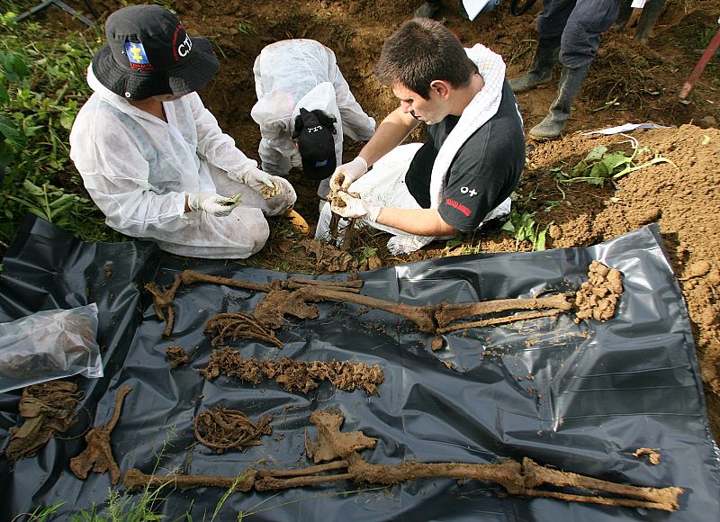 Hallan fosas en Colombia que pueden albergar hasta 1.150 cadáveres