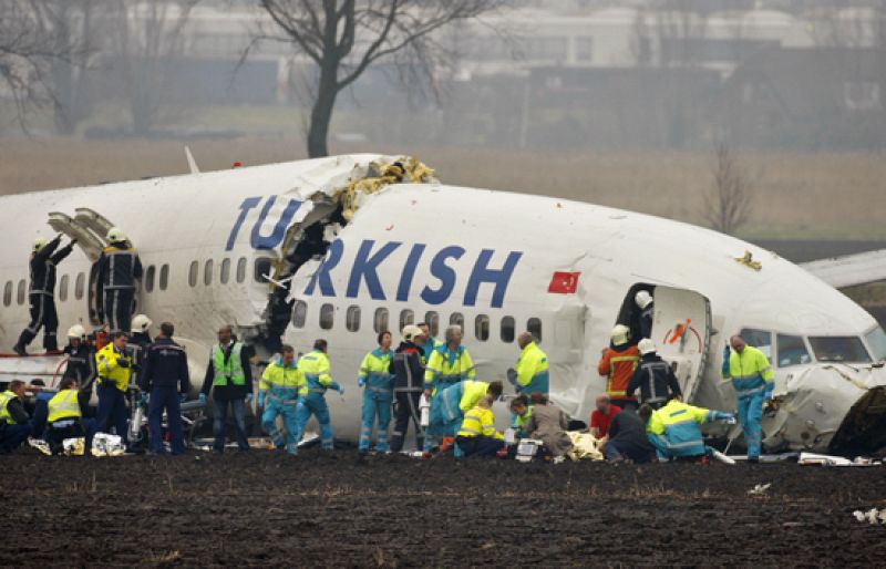 Nueve muertos tras estrellarse un avión de Turkish Airlines al aterrizar en Amsterdam