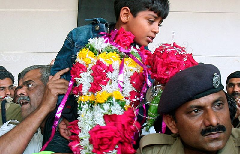 Cientos de personas reciben en la India a los 'héroes' de 'Slumdog Millionaire'