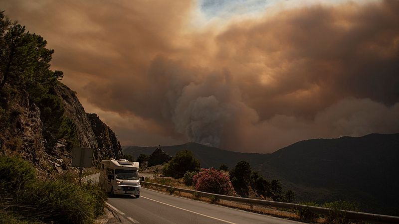 Más de 160 efectivos trabajan para extinguir el incendio de Sierra Bermeja tras quemar más de 3.500 hectáreas