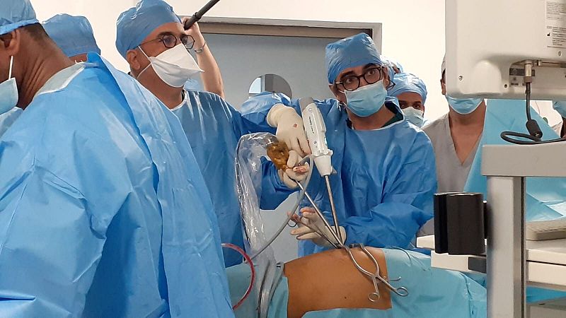 Diego Gonzlez Rivas, el cirujano que ha operado en ms pases en la historia de la medicina