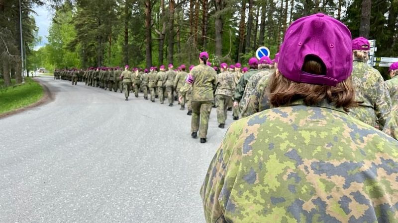 Las finlandesas aprenden técnicas de supervivencia por la amenaza de Rusia: "Queremos estar alerta y preparadas"