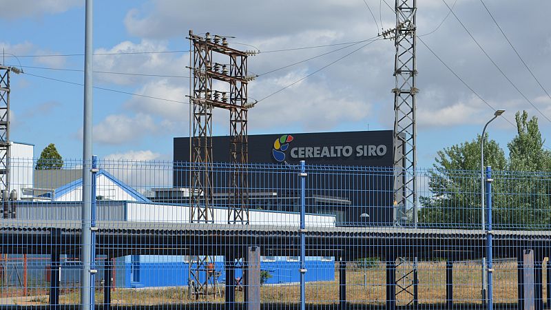Los trabajadores y la empresa Siro firman el acuerdo que evita el cierre de la fábrica de galletas