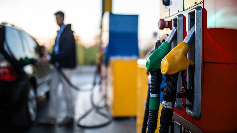 La gasolina y el gasóleo superan los dos euros por litro y marcan un nuevo máximo