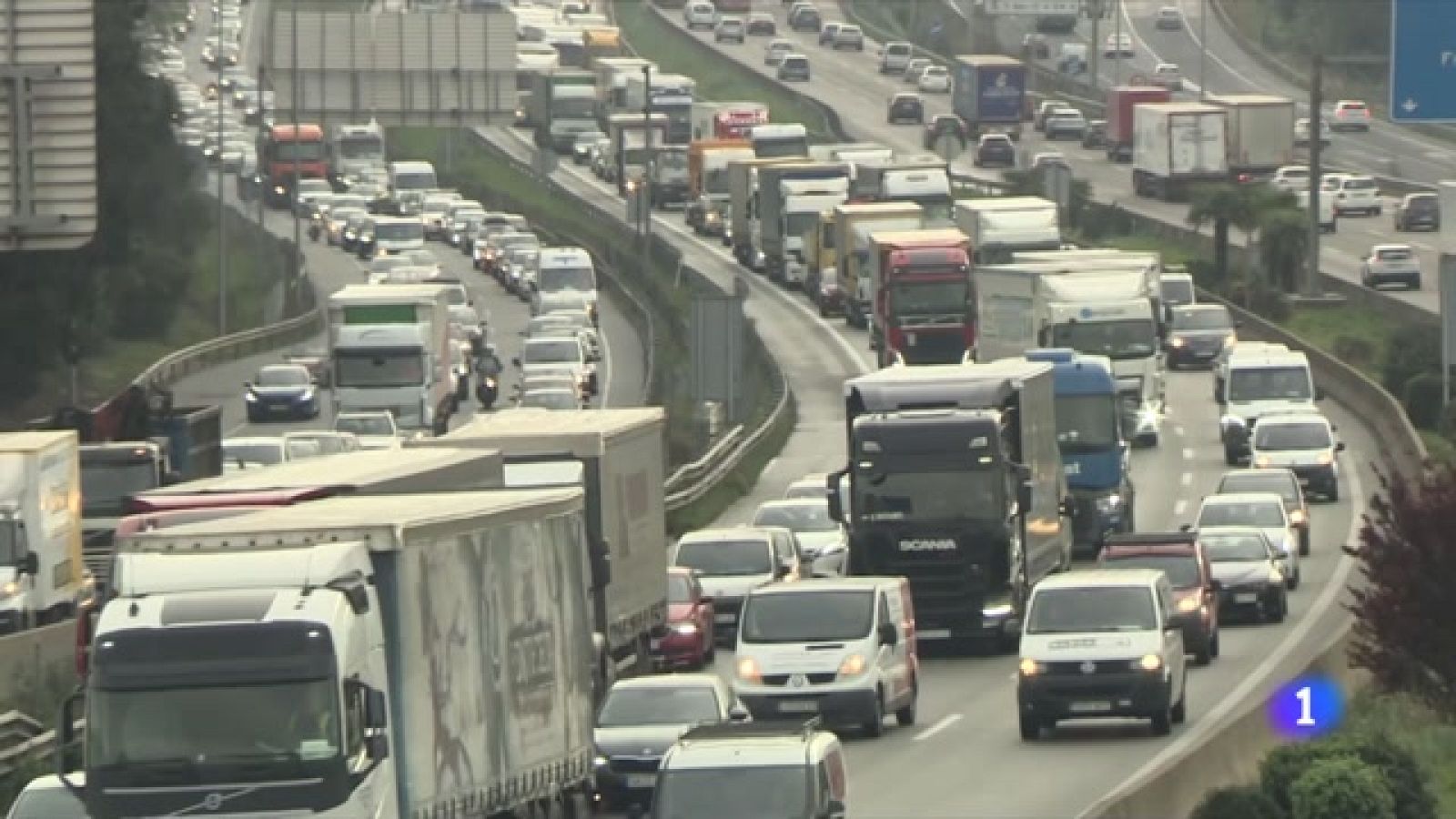 El Govern habilitarà carrils addicionals a l'AP-7 i limitarà la circulació dels camions